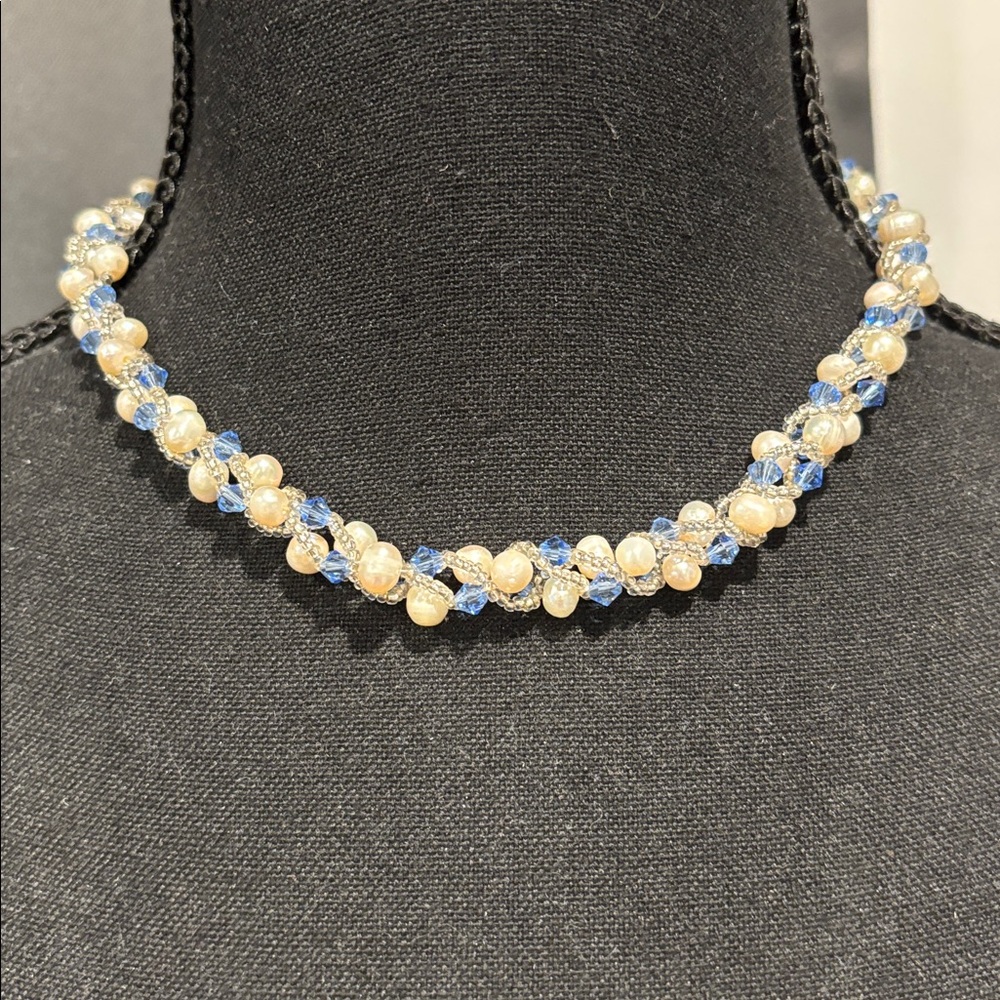 Magnetic closure necklace Pearl and Blue beads